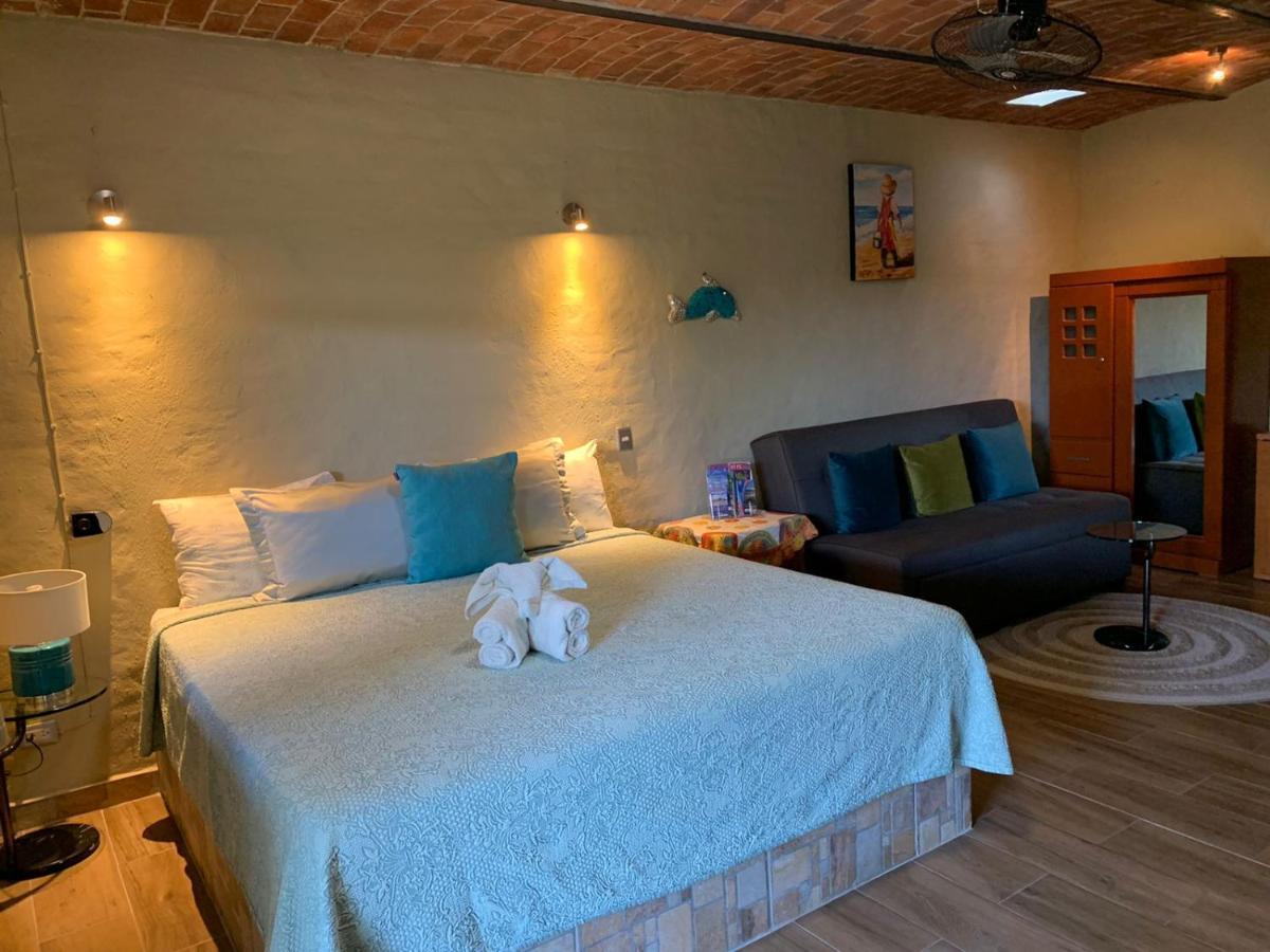 Habitación con cama extragrande y vistas al jardín